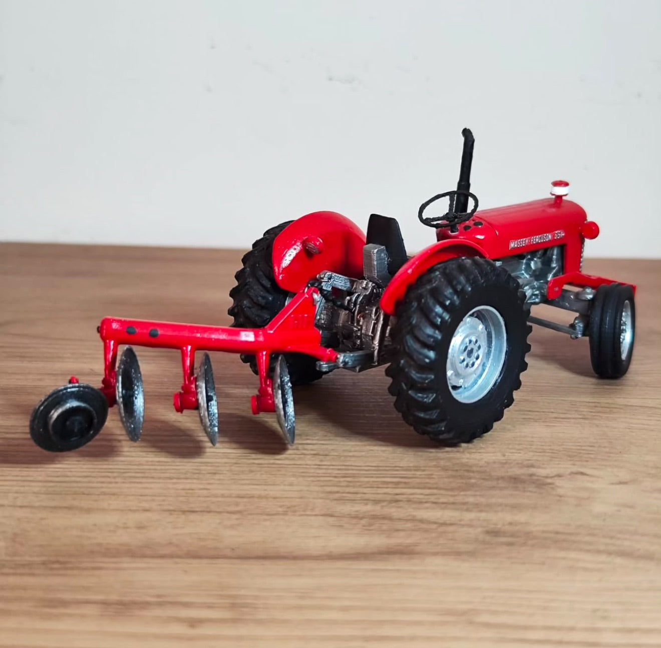 Miniatura Massey Ferguson 65X + Arado 3 Bacias - 1/64